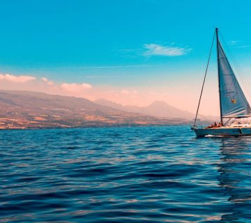 Verken nieuwe bestemmingen tijdens het zeilen wereldwijd