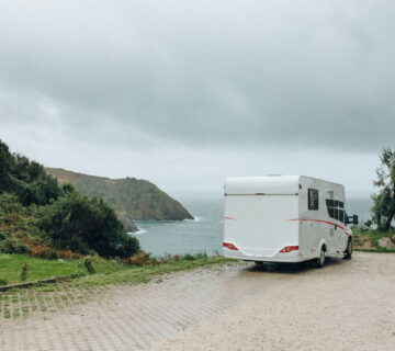 Door Portugal met een compacte buscamper